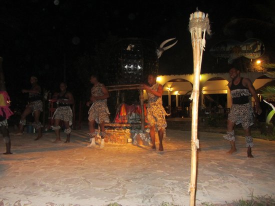 LOCAL-NIGHT-CLUB-TOUR-IN-WAIKIKI-ZANZIBAR